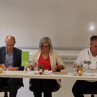 Mag. Jože Kastelic (ZDS), mag. Maja
Čibej (GZS) in g. Jožef Horvat (STUPIS
ZSSS) ob podpisu nove kolektivne
pogodbe.