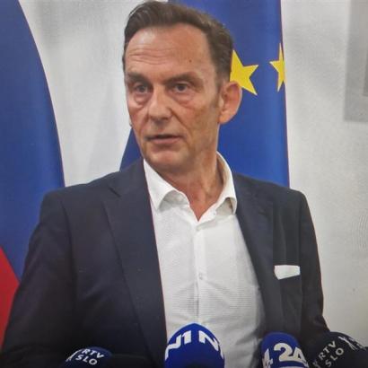 Predsednik ZDS, Marjan Trobiš na novinarski konferenci po posvetovanju ministra s socialnimi partnerji.